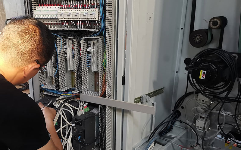 新型分切機(jī)采用伺服控制系統(tǒng)的好處是什么?