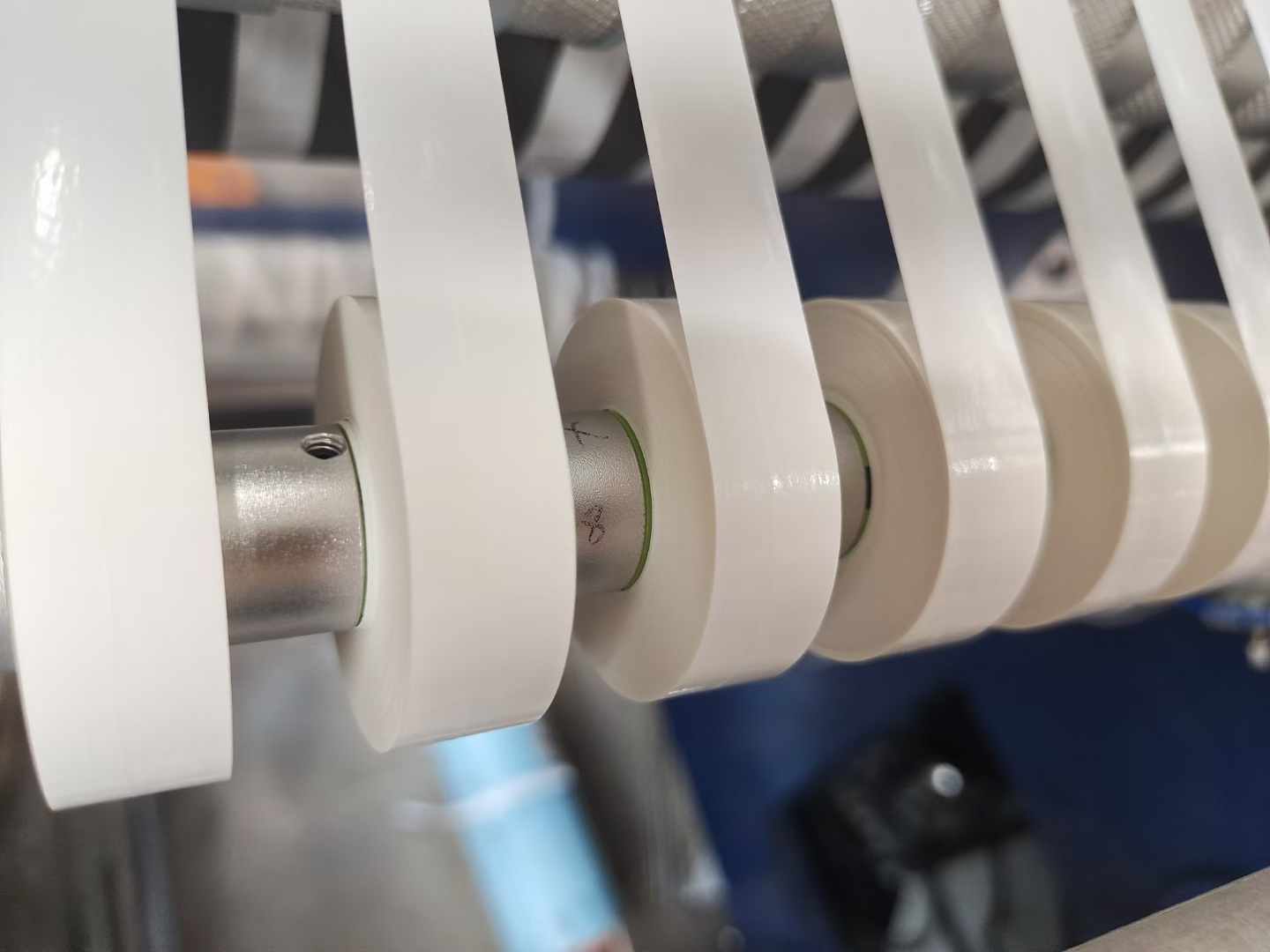 薄膜、紙張、金屬箔？不同材料的分切機(jī)選型指南